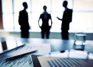 Ernst & Young: Τι ζητούν οι ξένοι για να επενδύσουν στην Ελλάδα; Μέτοχοι σε meeting