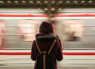 Το Αθήνα-Θεσσαλονίκη με νέα τρένα που έρχονται για πρώτη φορά στην Ευρώπη Γυναίκα μπροστά από διερχόμενο τρένο