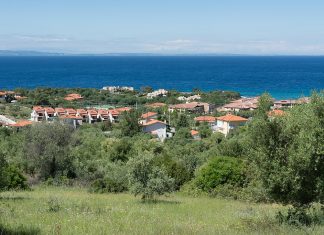 Χαλκιδική: Τεράστια η πίεση στις υποδομές το καλοκαίρι – Οικισμοί λίγων εκατοντάδων κατοίκων φιλοξενούν χιλιάδες