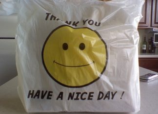 Πλαστική σακούλα: ακόμα να εισπράξει ο ΕΟΑΝ το περιβαλλοντικό τέλος – το κόλπο των σούπερ μάρκετ