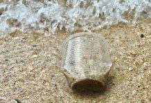 Ολοένα και περισσότερα νησιά αποχαιρετούν τα πλαστικά