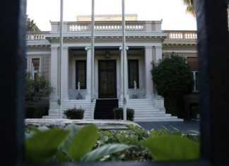 Οι τρεις νέοι Γενικοί Γραμματείς του Μαξίμου – με καλά βιογραφικά στελεχώνεται η Προεδρία της Κυβέρνησης Έξω από το Μέγαρο Μαξίμου