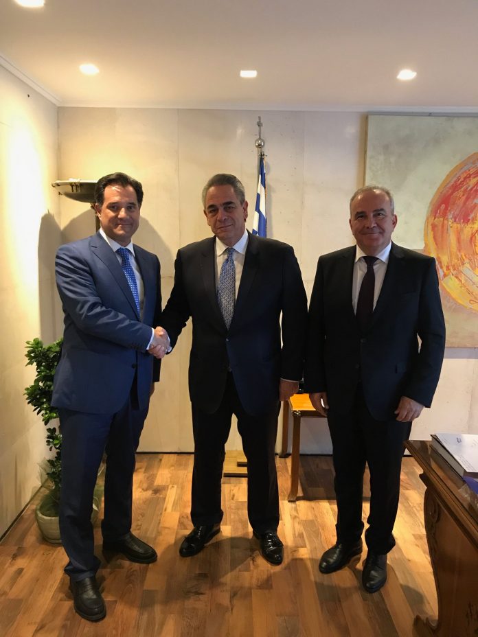 Η ηγεσία του ΥΠΟΙΚΑΝ με τον πρόεδρο του ΚΕΕ και ΕΒΕΑ, Κωνσταντίνο Μίχαλο