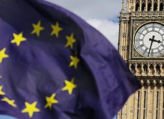 Τι σημαίνει για τις ελληνικές εξαγωγές ένα άτακτο Brexit; Η σημαία της ΕΕ ανεμίζει μπροστά στο Westminster