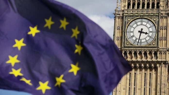 Η σημαία της ΕΕ ανεμίζει μπροστά στο Westminster