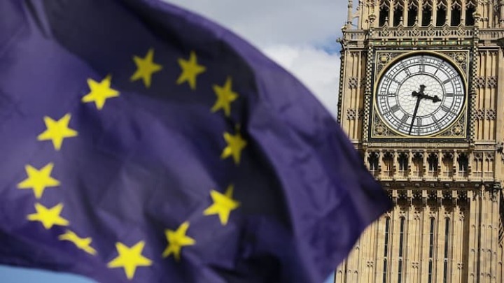 Η σημαία της ΕΕ ανεμίζει μπροστά στο Westminster