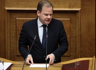 Απαντήσεις από τον Καραμανλή για τα ΜΜΜ εν μέσω της πανδημίας Ο Κώστας Καραμανλής στο βήμα της Βουλής