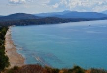 Χαλκιδική: Επιχείρηση απομάκρυνσης μόνιμων κατασκευών από παραλίες του δήμου Κασσάνδρας