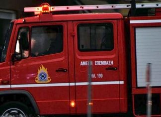 Ζημιές από την κακοκαιρία σε σπίτια, αγροτική οδοποιία και ακτές σε Ναυπακτία και Αντίρριο Πυροσβεστικό όχημα