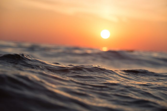 Ωκεανός, φωτογραφία στη δύση του ήλιου