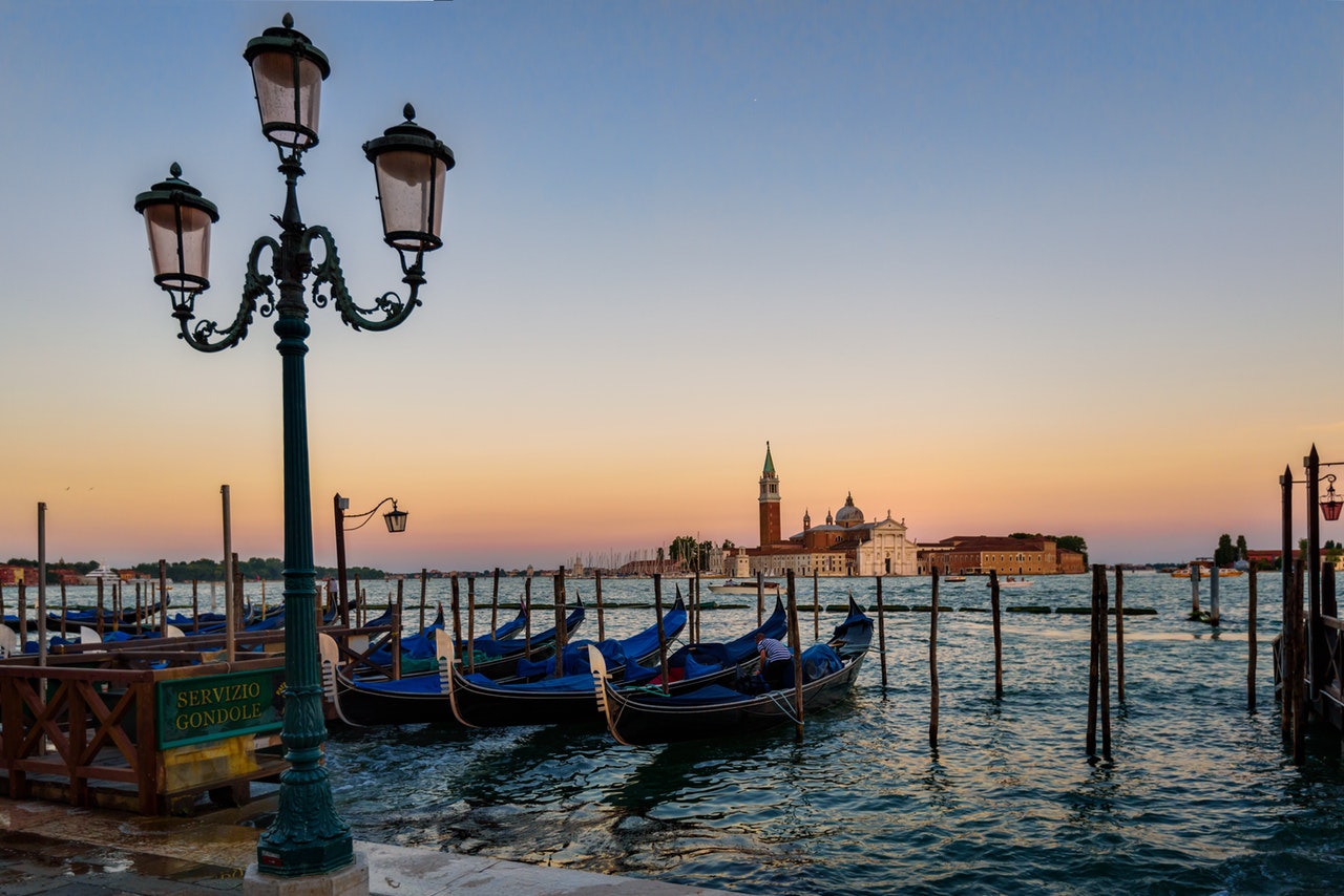 Γόνδολες σε κανάλι της Βενετίας στην δύση του ήλιου
