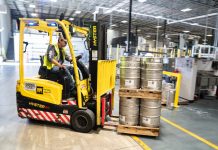 Φθηνότερο χρήμα σε 3 μεσαίες επιχειρήσεις με πράσινους όρους ESG από την Τράπεζα Πειριαιώς Μεταφορά κρατήρων με κοντέινερ σε εργοστάσιο