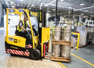 Φθηνότερο χρήμα σε 3 μεσαίες επιχειρήσεις με πράσινους όρους ESG από την Τράπεζα Πειριαιώς Μεταφορά κρατήρων με κοντέινερ σε εργοστάσιο