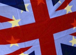 Μυστική έκθεση Yellowhammer: Οι συνέπειες ενός άτακτου Brexit Η σημαία της Βρετανίας, και από πίσω, η σημαία της ΕΕ