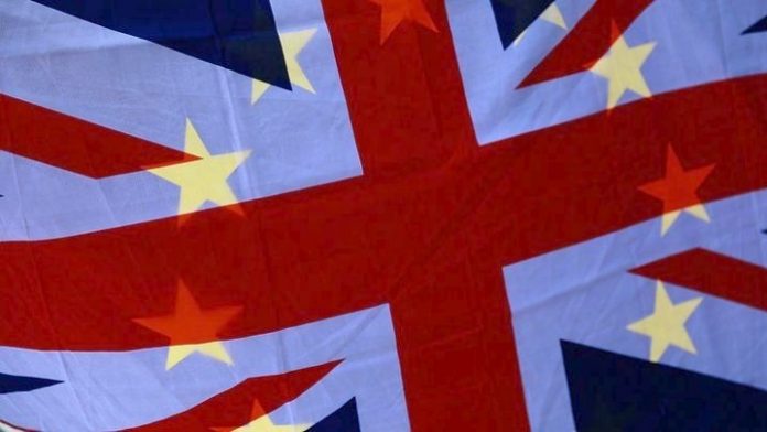 Η σημαία της Βρετανίας, και από πίσω, η σημαία της ΕΕ