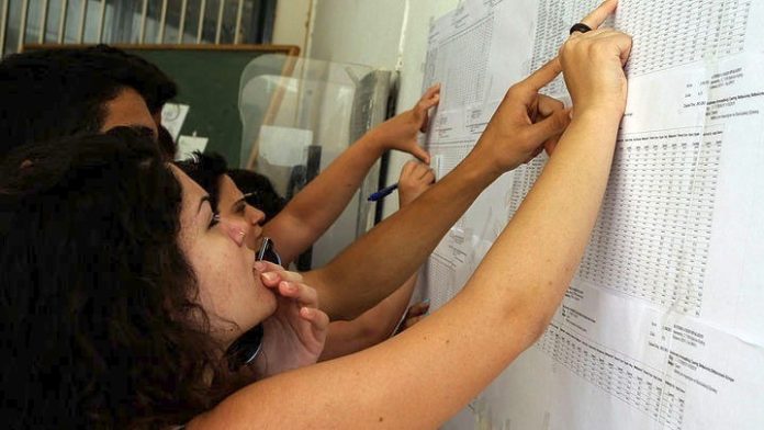Μαθητές μαθαίνουν τα αποτελέσματα των πανελληνίων εξετάσεων
