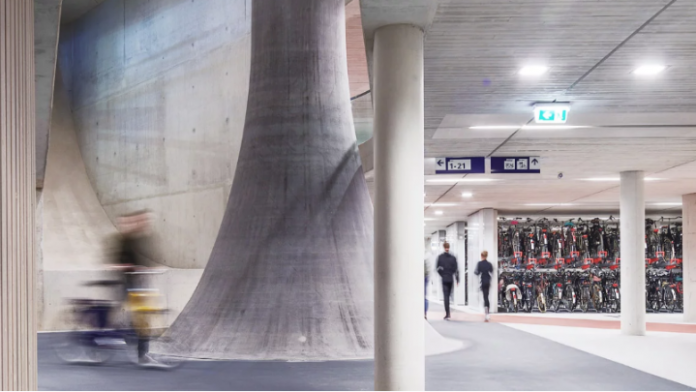 Πάρκινγκ ποδηλάτων κάτω από το Κεντρικό Σιδηροδρομικό Σταθμό της Ουτρέχτης Πάρκινγκ ποδηλάτων κάτω από το Κεντρικό Σιδηροδρομικό Σταθμό της Ουτρέχτης