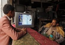 Τι ζητεί (εμμέσως, πλην σαφώς) ο επικεφαλής της Saudi Aramco Πατέρας και γιος παρακολουθούν την είδηση της επίθεσης στην τηλεόραση