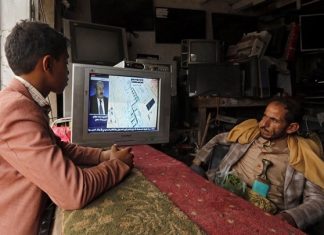 Στόχος επίθεσης εγκαταστάσεις της Saudi Aramco στην Υεμένη Πατέρας και γιος παρακολουθούν την είδηση της επίθεσης στην τηλεόραση