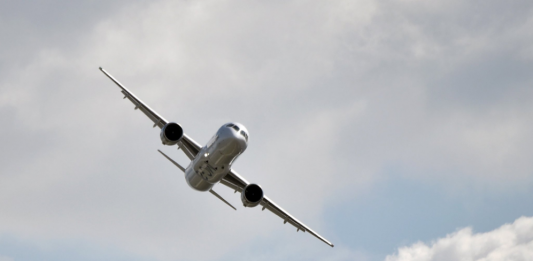 Πολεμικό αεροσκάφος τύπου Sukhoi Su-57 σε πτήση