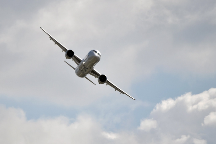 Πολεμικό αεροσκάφος τύπου Sukhoi Su-57 σε πτήση