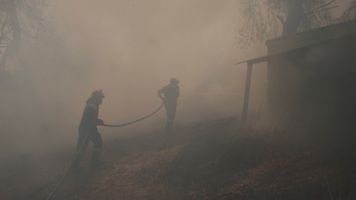 Πυροσβέστες επιχειρούν στο μέτωπο της Εύβοιας