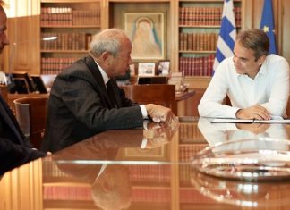 Συνάντηση Μητσοτάκη με τον επικεφαλής του επενδυτικού oμίλου Orascom Investment Συνάντηση Μητσοτάκη με τον υποψήφιο επενδυτή, Naguib Sawiri, στο Μαξίμου