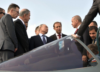 Εξετάζεται συνεργασία Μόσχας-Άγκυρας για παραγωγή αεροσκαφών και στρατιωτικού εξοπλισμού Ταγίπ Ερντογάν και Βλαντιμίρ Πούτιν σε επίδειξη μαχητικών αεροσκαφών