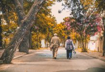 Τα…λεφτά βρίσκονται στην κατοικία για ηλικιωμένους Ζευγάρι ηλικιωμένων