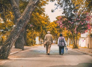 Τα…λεφτά βρίσκονται στην κατοικία για ηλικιωμένους Ζευγάρι ηλικιωμένων