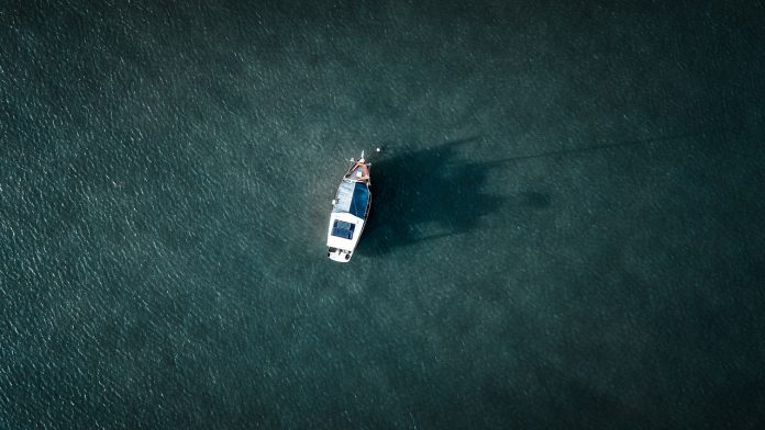 Πλοίο σε πορεία - Φωτογραφία από drone