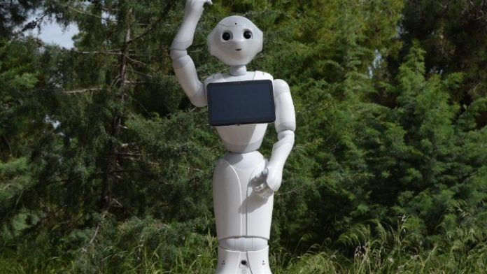 Το ρομπότ Pepper του Διεθνούς Αερολιμένα Αθηνών ΔΑΑ «Ελ. Βενιζέλος»
