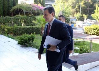 Σκυλακάκης: 200 εκατ. ευρώ κοστίζει κάθε επιπλέον εβδομάδα με κλειστό το λιανεμπόριο στην Αττική