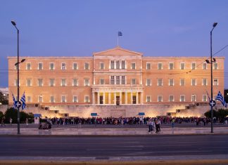 Βουλή, ρωγμές και ασφάλεια σε ένα ιστορικό κτίριο: το θέατρο του παραλόγου