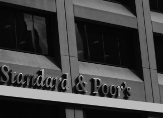 Στην επενδυτική βαθμίδα η Ελλάδα από τον οίκο S&P – Προβλέπει ισχυρή οικονομική ανάπτυξη στα επόμενα χρόνια