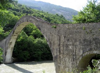 Αναστηλώθηκε το γεφύρι της Πλάκας