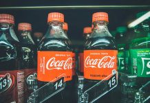 H Coca Cola δοκιμάζει μπουκάλι από χαρτί