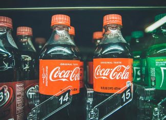 H Coca Cola δοκιμάζει μπουκάλι από χαρτί