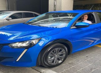 Ο Άδωνις Γεωργιάδης με το ηλεκτρικό e-Peugeot 208