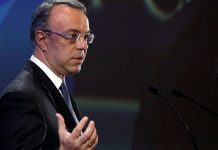 Γράφει ψέματα η Βουλή στο βιογραφικό Σταϊκούρα;