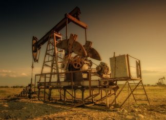 Δίκοπο μαχαίρι για τα ελληνικά διυλιστήρια η πτώση στην τιμή πετρελαίου