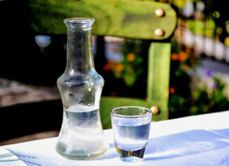 Συντροφιά με το… τσίπουρο οι Έλληνες στην καραντίνα