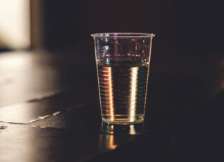 Μικροπλαστικά: 4 λύσεις που ήδη δοκιμάζονται, μετά το ναυάγιο για μία παγκόσμια συνθήκη που θα βάζει «φρένο»