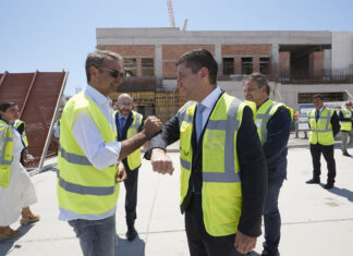 Στο αεροδρόμιο Σαντορίνης ο Μητσοτάκης