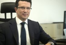 Τι είπε ο Λαμπίρης στο Bloomberg για τα σχέδια του ΤΑΙΠΕΔ