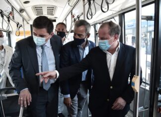 Στην παραλαβή των πρώτων 18 λεωφορείων στη Θεσσαλονίκη ο Καραμανλής