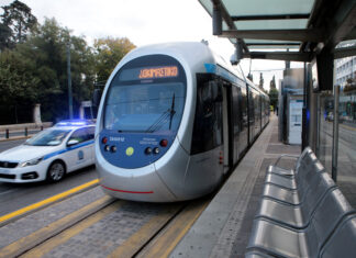 Ξεκινάει αύριο η εμπορική λειτουργία της επέκτασης του τραμ προς Πειραιά