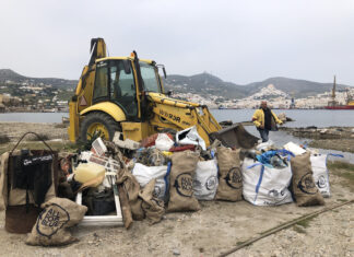 All for Blue: 32 τόνους σκουπιδιών έβγαλαν οι εθελοντές από τις θάλασσες των Κυκλάδων – VIDEO από την Κίναρο