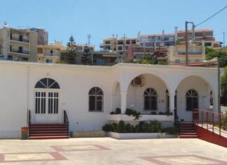 Ένα ζεστό πιάτο φαγητό για τους ανθρώπους που δοκιμάζοντα