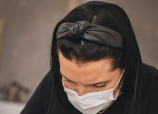 Το άνοιγμα κομμωτηρίων θα έρθει μαζί με το Click away ή θα παραμείνουν κλειστά;